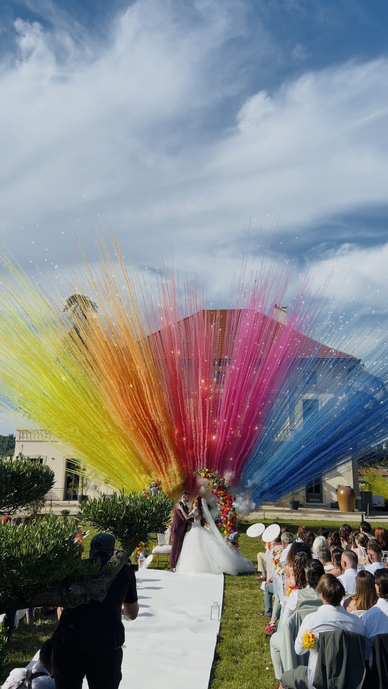 Feu d'artifice de jour arc-en-ciel tiré pendant une cérémonie de mariage en extérieur